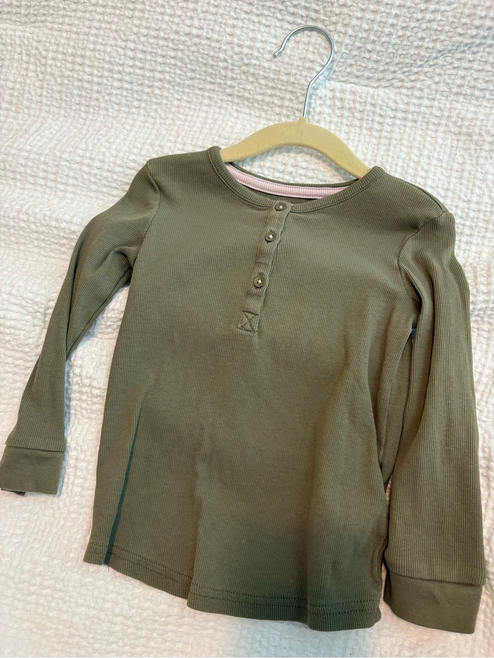 Long-Sleeve Henley Tee in Olive Green